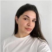 Hábil para comunicar y ser comprendida con flexibilidad.